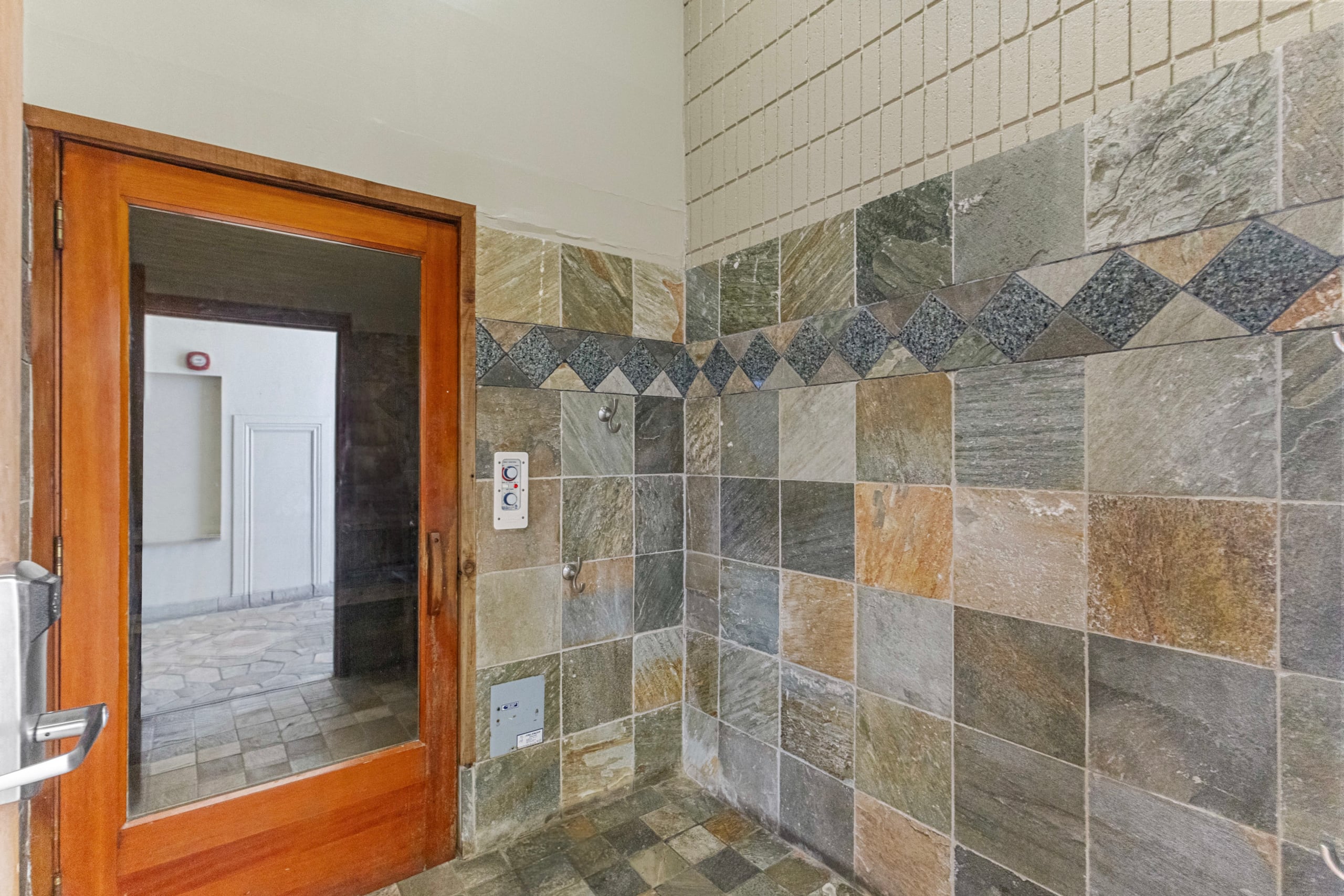 [New] Renovated Modern Studio w/ Pool + Beach Gear - Image 20