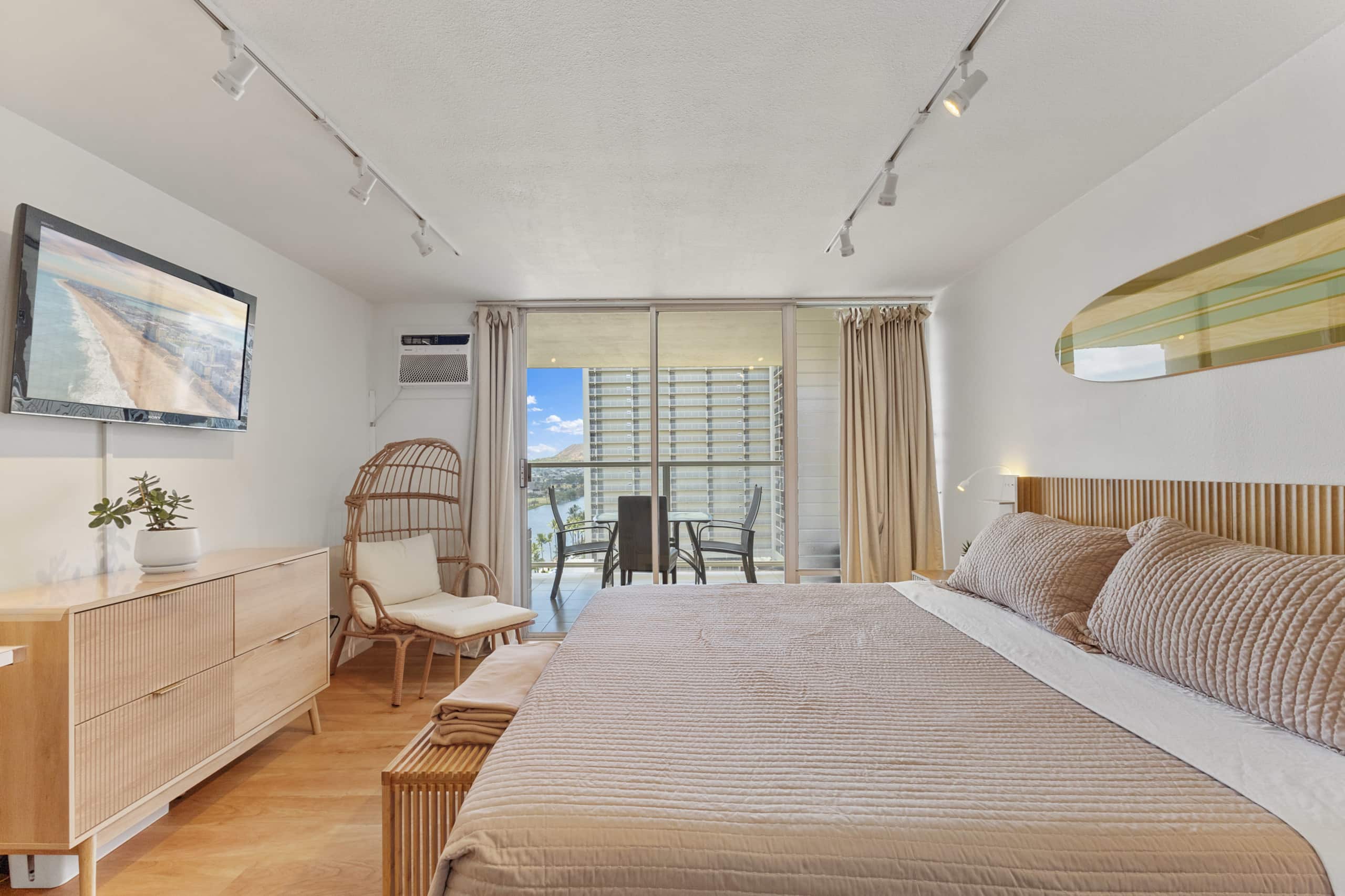 [New] Renovated Modern Studio w/ Pool + Beach Gear - Image 16