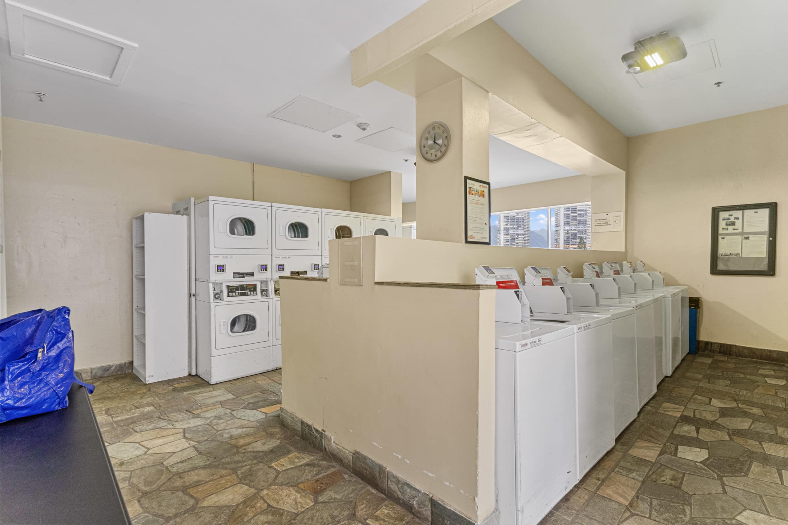 [New] Renovated Modern Studio w/ Pool + Beach Gear - Image 23