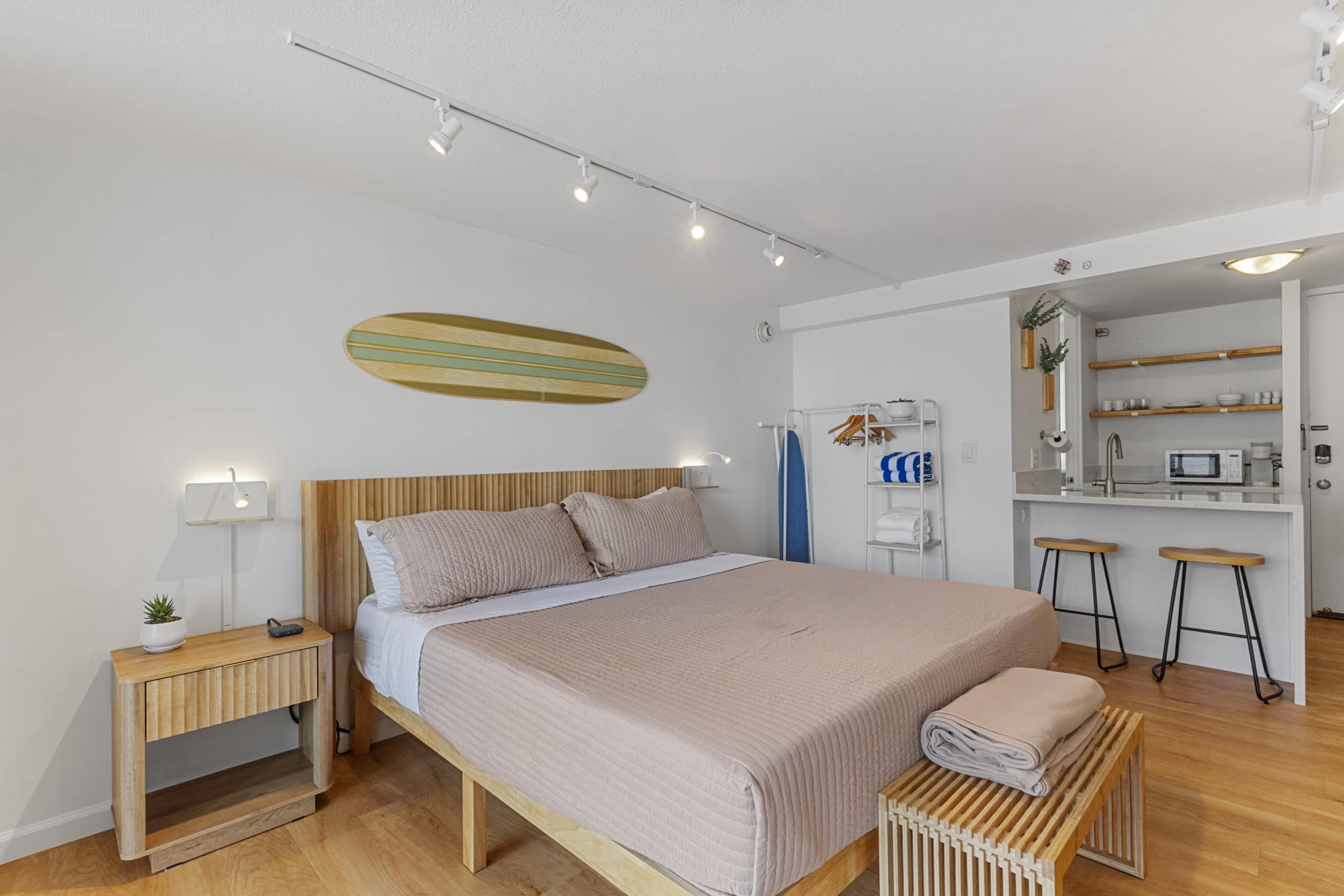 [New] Renovated Modern Studio w/ Pool + Beach Gear - Image 17