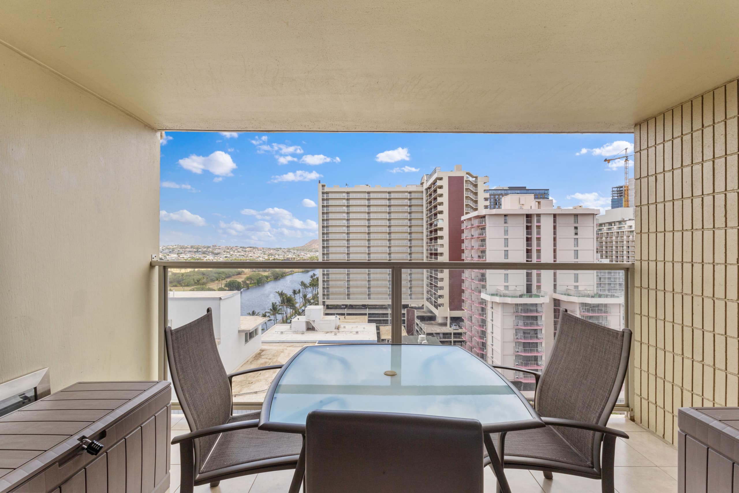 [New] Renovated Modern Studio w/ Pool + Beach Gear - Image 7