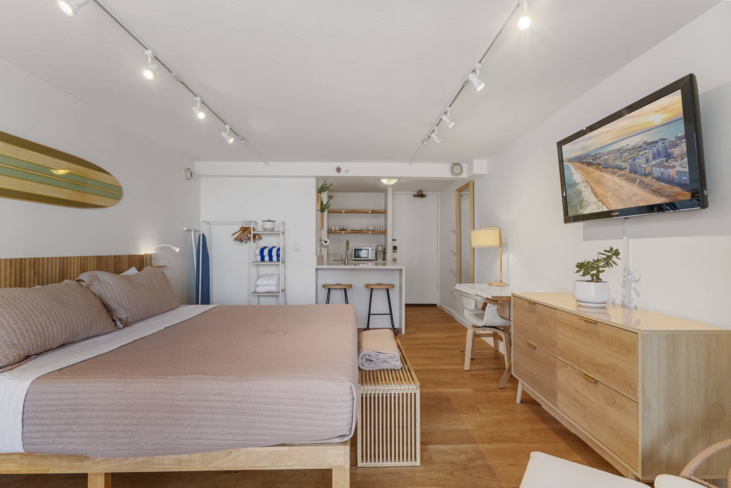 [New] Renovated Modern Studio w/ Pool + Beach Gear - Image 18