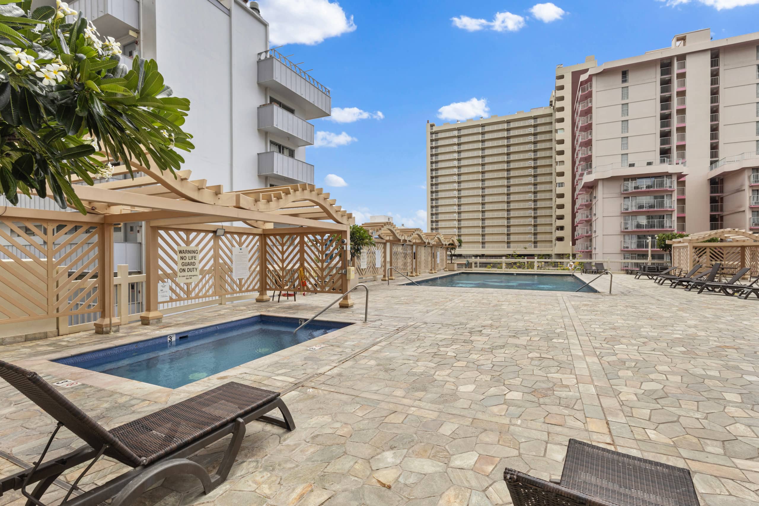 [New] Renovated Modern Studio w/ Pool + Beach Gear - Image 12