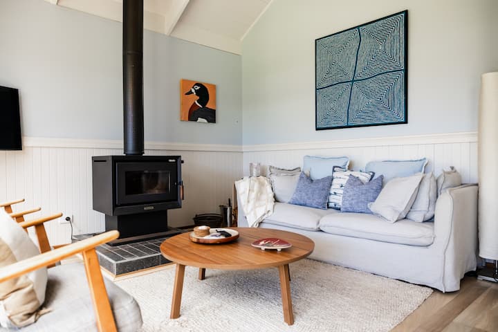 Black Shack 2; Pet Friendly, Minutes Walk To Beach - Sandy Point