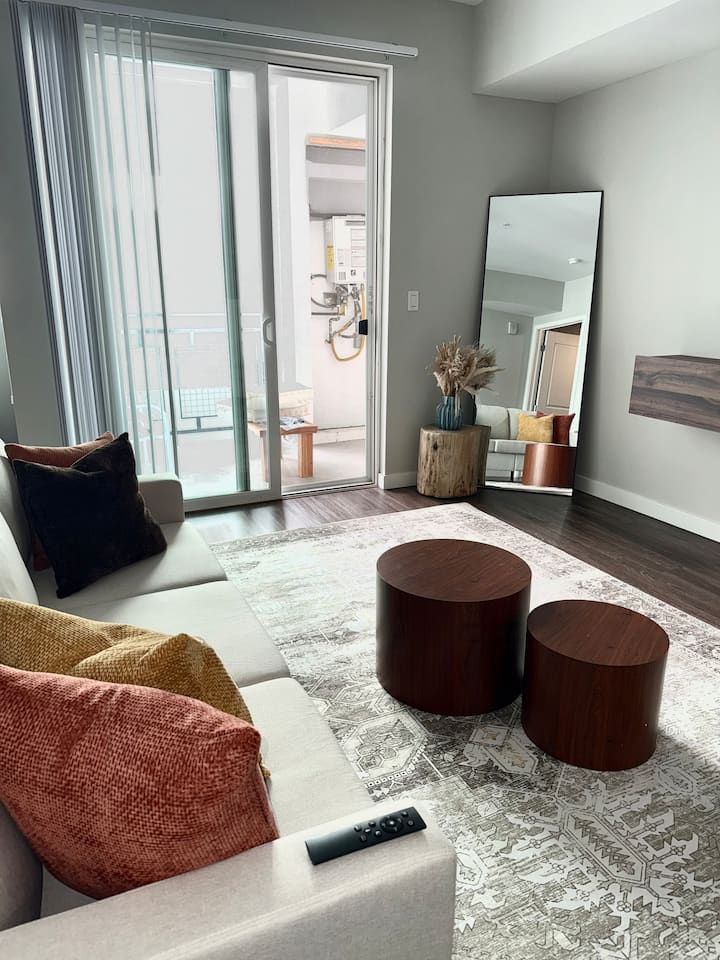 Modern Cozy Studio Retreat - Los Angeles, CA