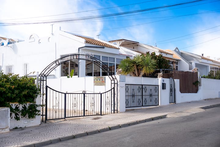 Holiday Home Quesada: Sea View, Pool & Fast Wi-fi - Quesada