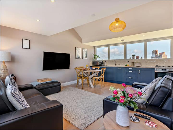 Sea-view Apartment - Steps To Beach & Shops - Tenby