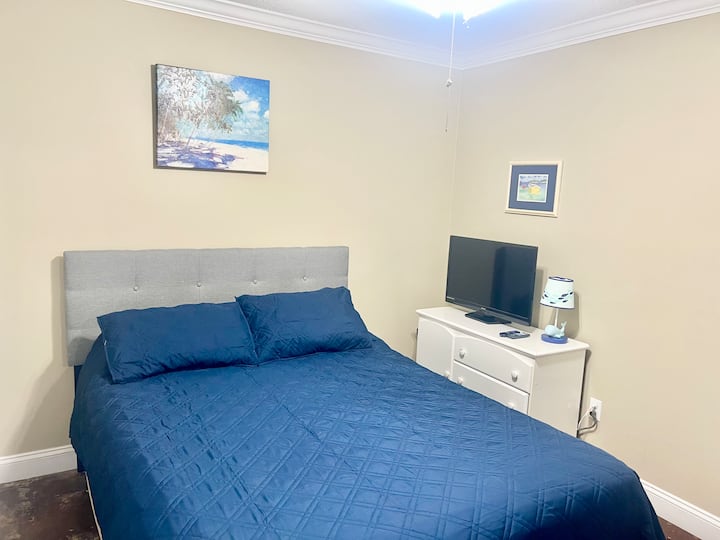 Letto matrimoniale, comò, tv