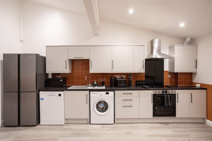 4 Bdr Property In Kingswood, Bristol - Bristol