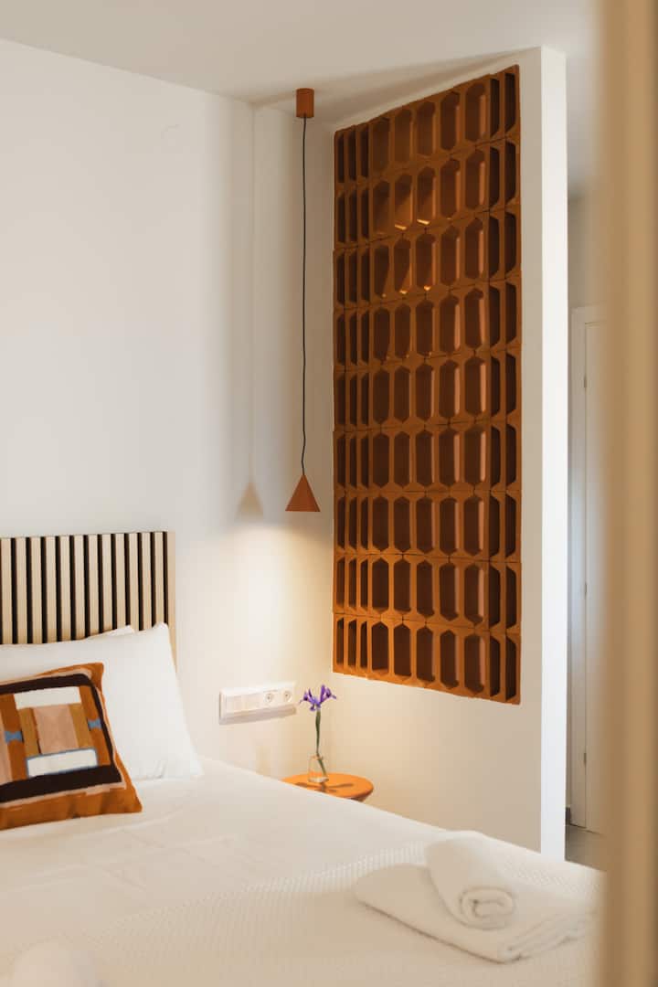 Eleganta detaljer och stämningsfull belysning skapar en mysig oas av lugn och ro. Modern design möter komfort och skapar den perfekta miljön för avkoppling och god sömn under din semester.