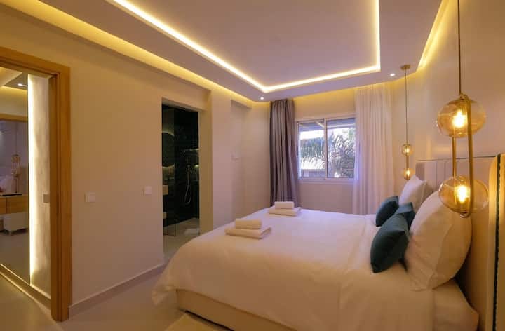 Cómoda suite principal, con una cama tamaño king y un edredón envolvente que garantiza la máxima suavidad y comodidad.

con la opción de un techo estrellado, que ofrece un ambiente mágico y relajante.