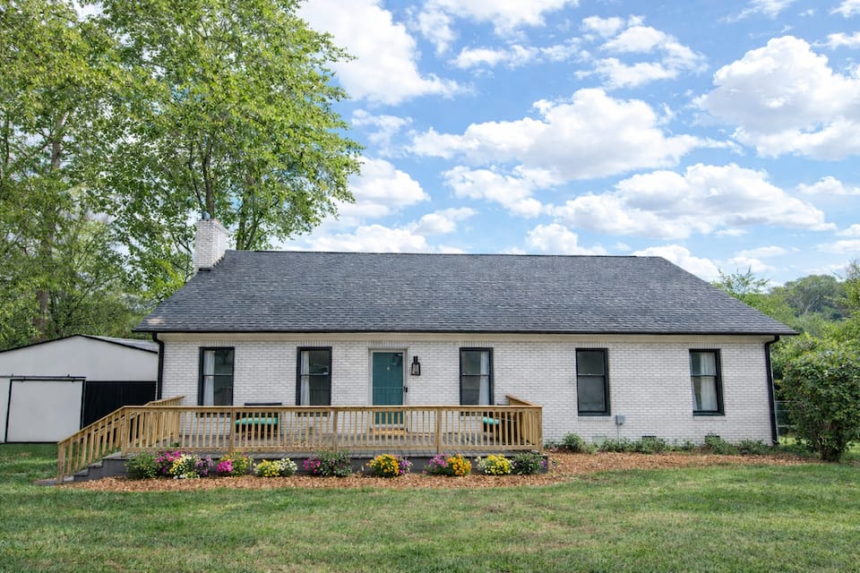 Front of the house with the lawn and driveway