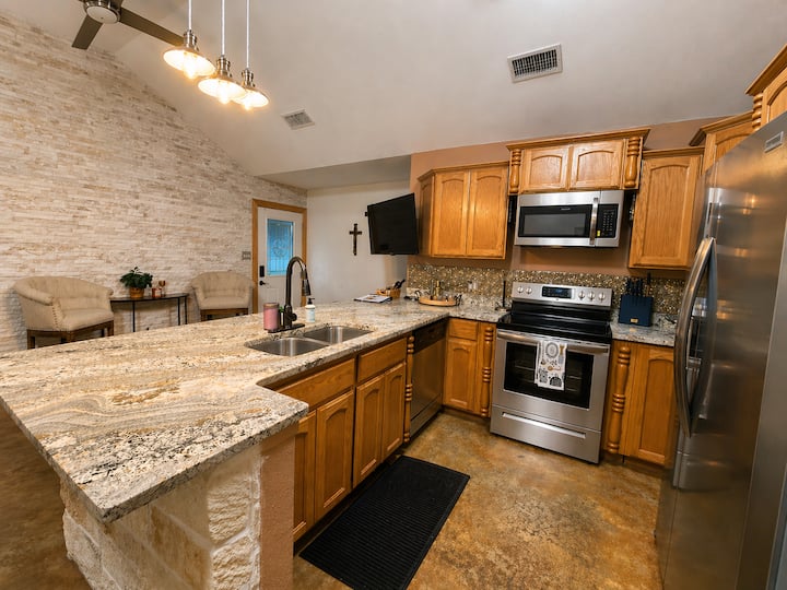 830 Retreat Family Getaway Game Room And Pool - Uvalde, TX