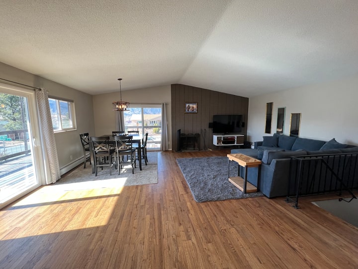 Top Floor! Views With A Private Deck! Not A Hovel! - Manitou Springs, CO