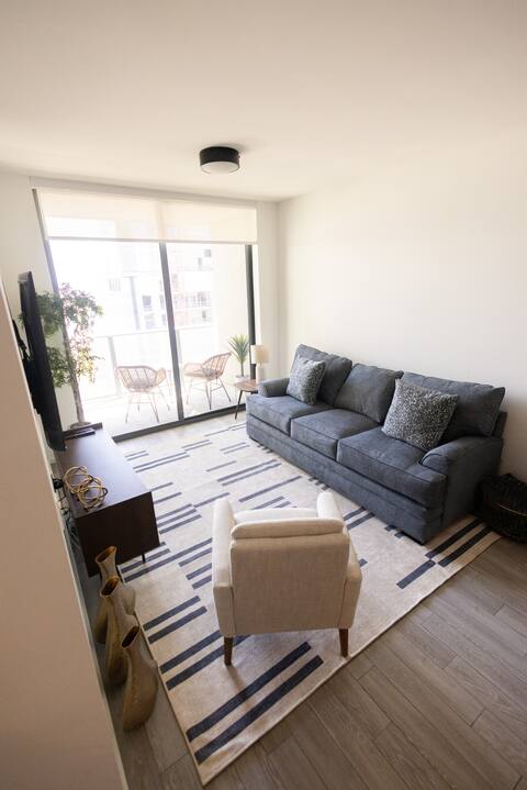 Popular Airbnb listing: Luxury Highrise Condo Free Parking Near Cruise in Cbd
