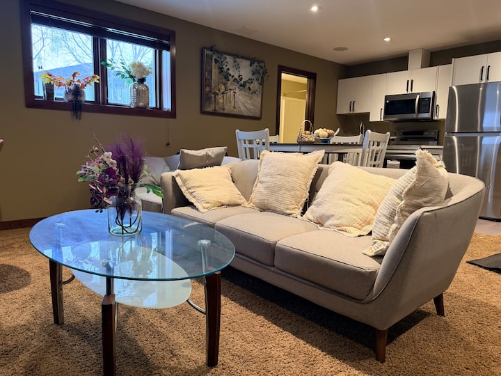 Bright & Modern 1br Suite In Upscale Wascana Creek - White City