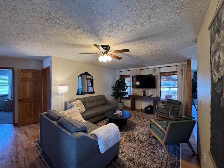 Magnolia Parkside Getaway - Ozark, MO
