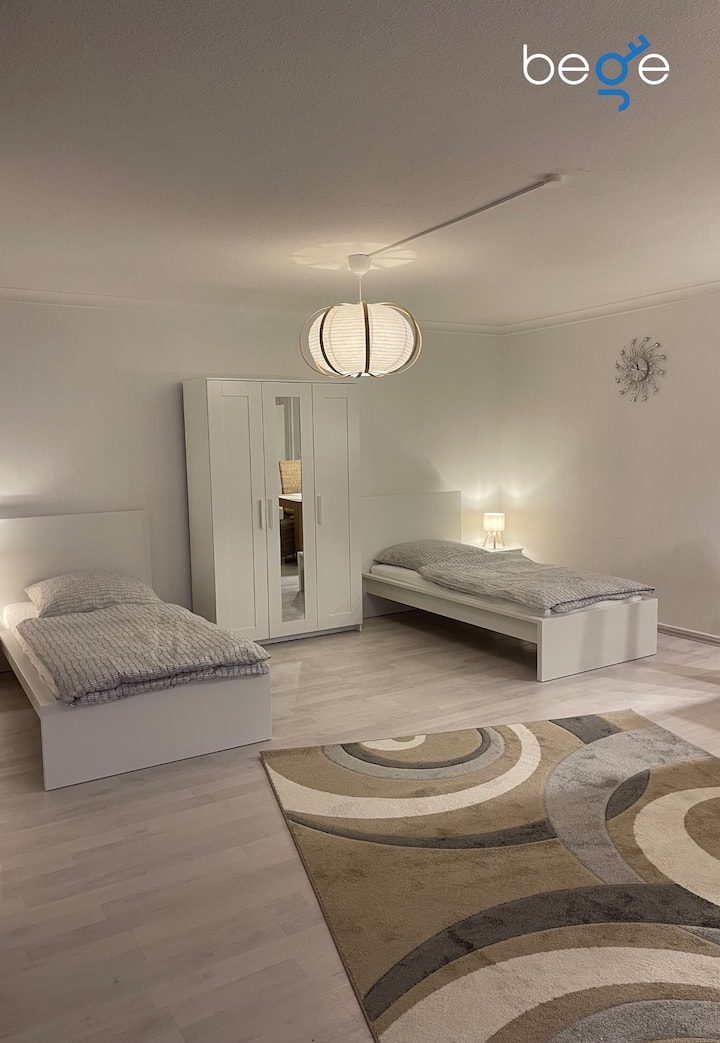 ห้องนอน 4 มีเตียงเดี่ยว 2 เตียง พื้นที่นั่งเล่นและสมาร์ททีวี