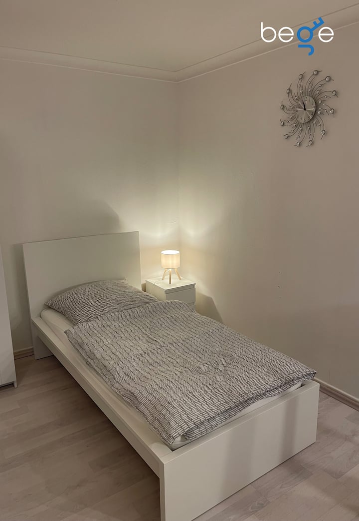 ห้องนอน 6 พร้อมเตียง พื้นที่นั่งเล่น และสมาร์ททีวี