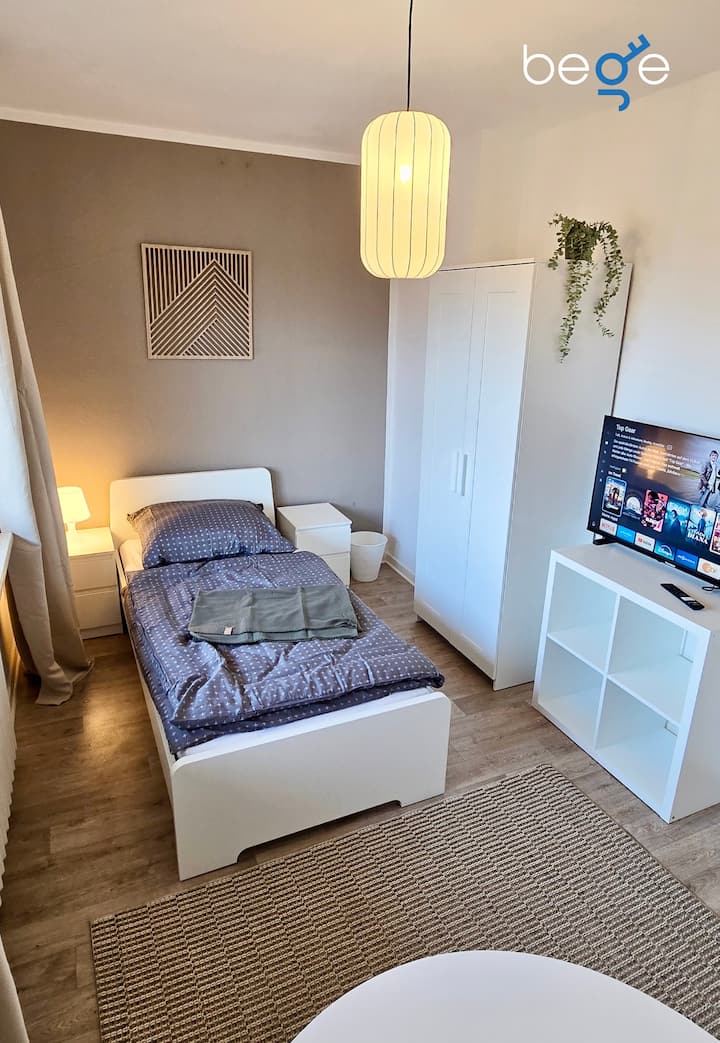 ห้องนอน 3 พร้อมเตียงเดียวพื้นที่นั่งเล่นและสมาร์ททีวี