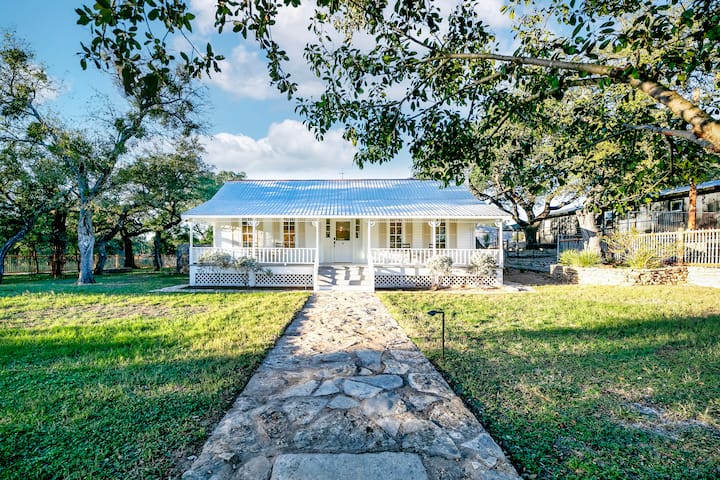 1893 Hill Country Farmhouse Retreat-camp Hideaway - Spicewood, TX