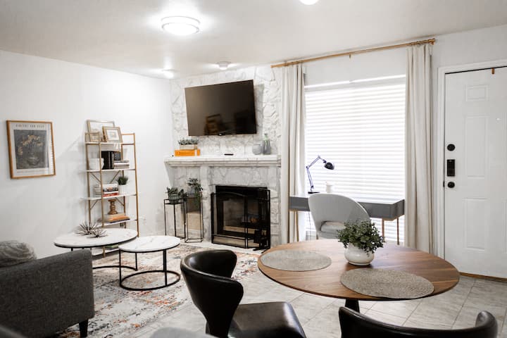 Quiet Medical Center Condo | Pool | 30+ Day Stay - San Antonio, TX