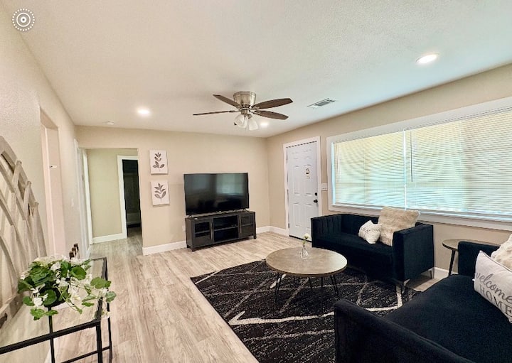 Cozy Country Stay - Spacious 3-bedroom Home - Lemoore, CA