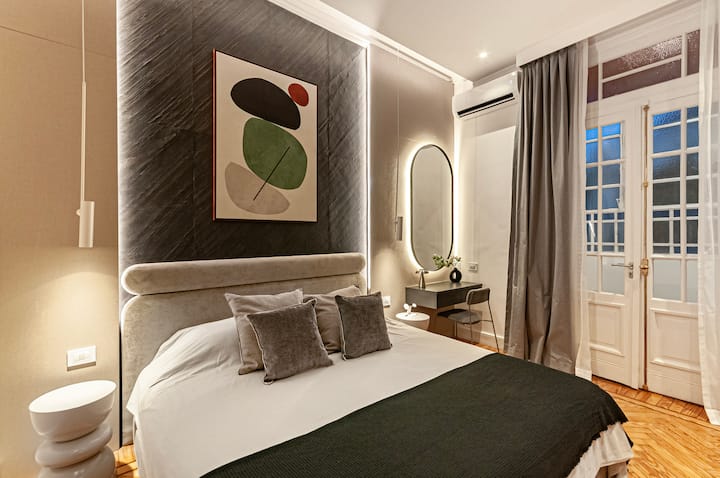 - King bed -Four Seasons luxury mattress (2x 2 meters / 6.7 feet X 6.7 feet) 
- Custom closets with ample storage  
- Indirect LED mood lighting  
- 50" Samsung 4K smart TV
- Blackout blinds
-AC/Heat
- En suite bathroom
- Electronic Safe
- Work Desk
