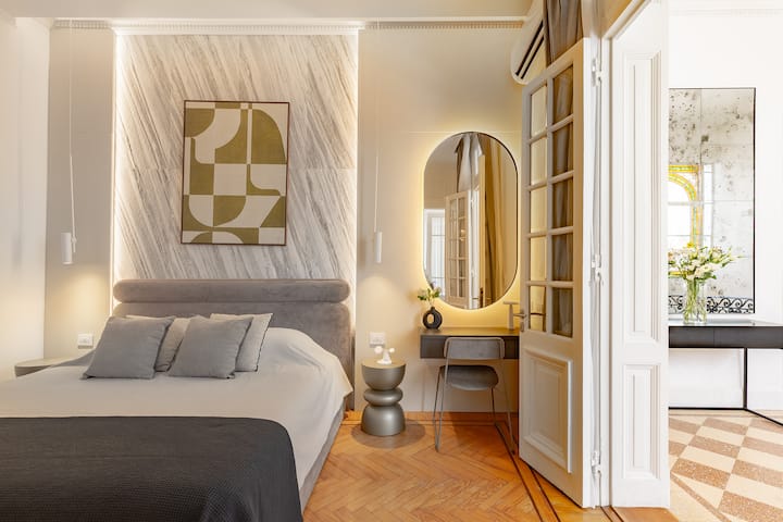 - King bed -Four Seasons luxury mattress (2x 2 meters / 6.7 feet X 6.7 feet) 
- Custom closets with ample storage  
- Indirect LED mood lighting  
- 50" Samsung 4K smart TV
- Blackout blinds
-AC/Heat
- En suite bathroom
- Electronic Safe
- Work Desk