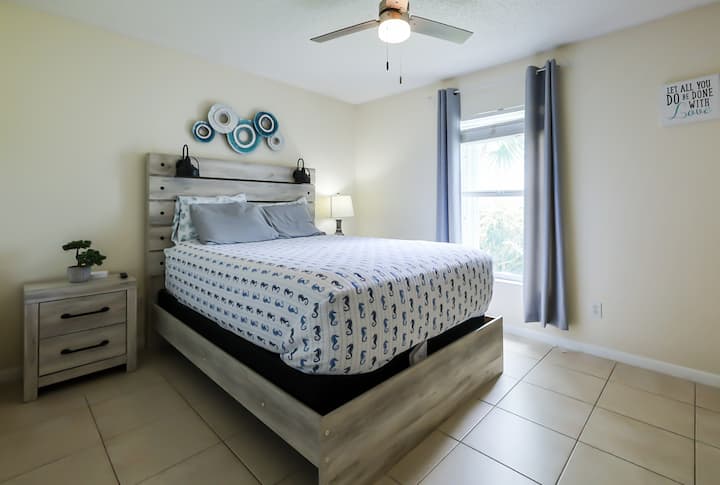 Esta habitación incluye una cama tamaño queen con un televisor inteligente para ver tus programas favoritos, una cómoda y mesitas de noche para guardar tus cosas, y mucho espacio para que te sientas como en casa durante tu estadía.