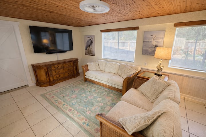 Jacksonville Beach Coastal Cottage - Jacksonville Beach, FL
