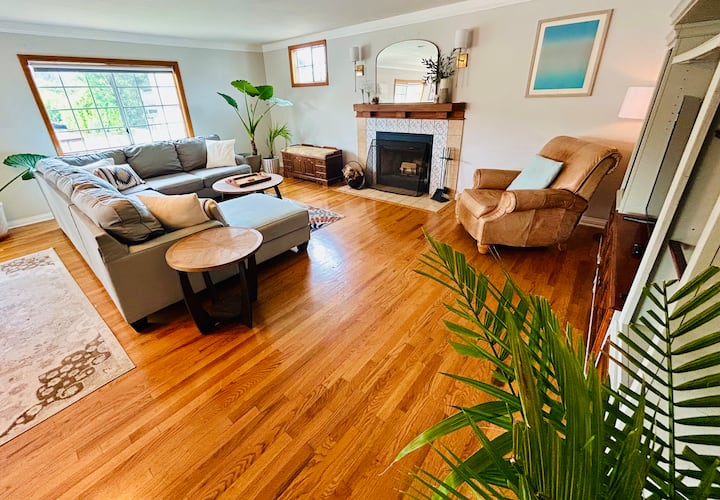 Large Airy Coastal Home Perfect For Large Families - Manhattan Beach, CA