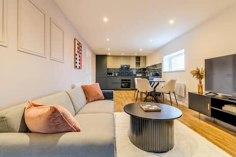Top Airbnb: Stylish Central Flat | Steps from the Oracle in Eye And Dunsden