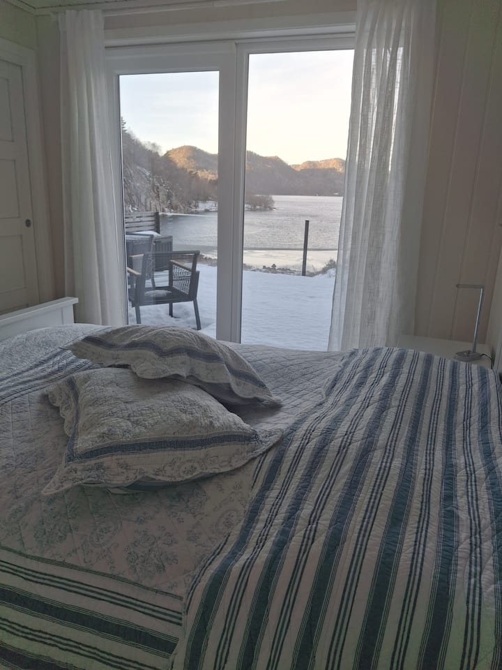 Høg Standard Hytte Spa. Hytten Ligger Ved Stranden - Spangereid