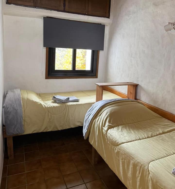 Dormitorio doble , tipo escritorio con placard.