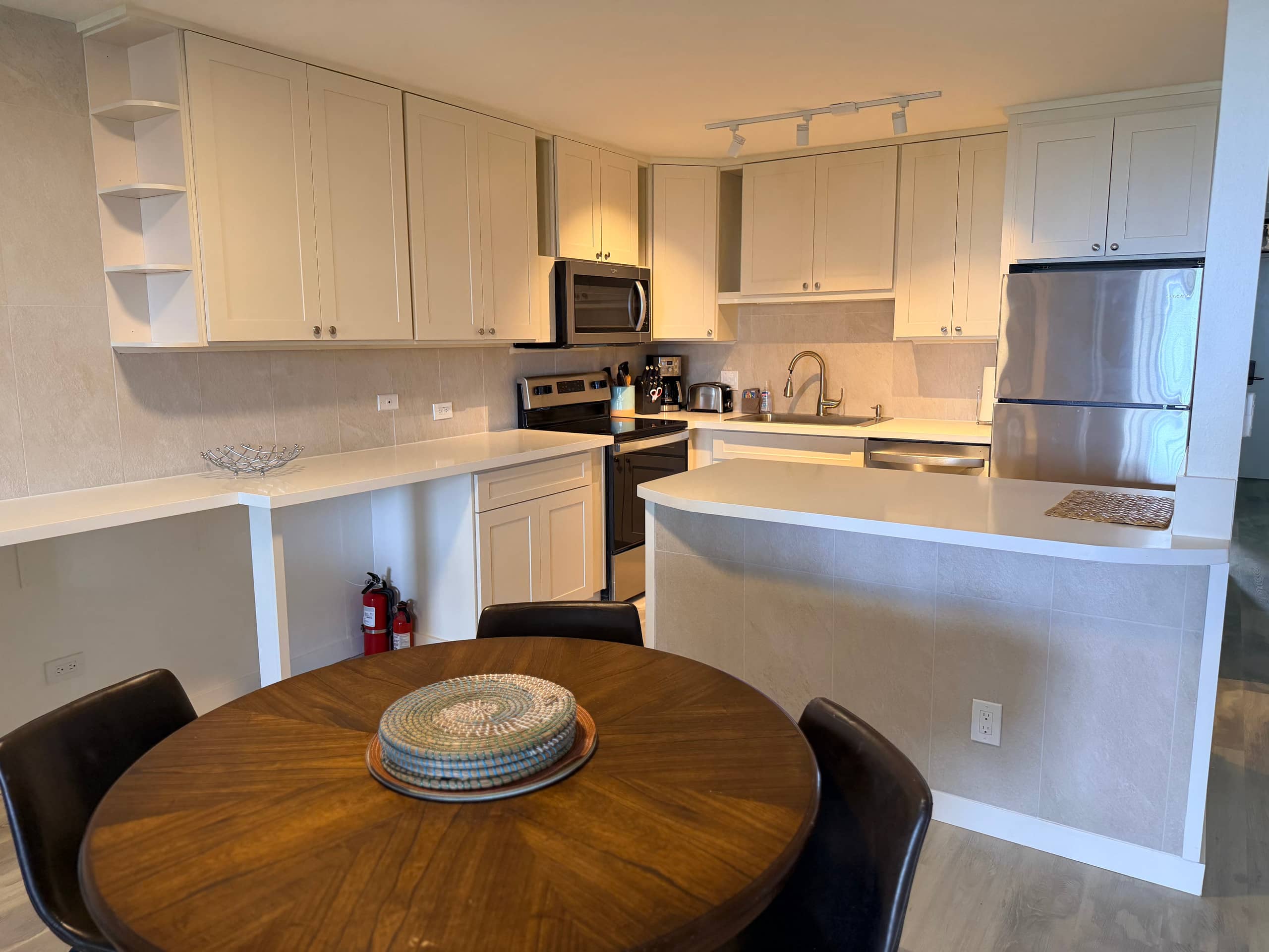 Maui New Modern Ocean View Condo, walk to beach! - Image 7