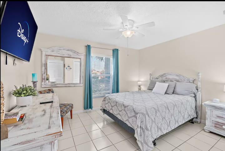 غرفة نوم ثانية مع سرير بحجم كوين وتلفزيون ذكي