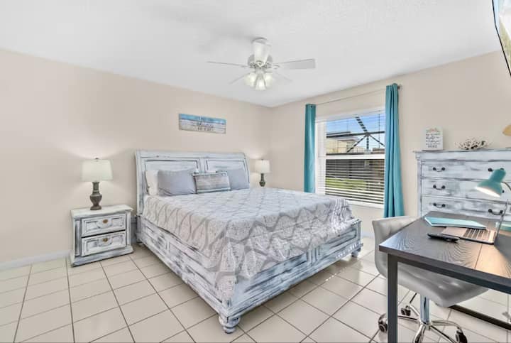 غرفة نوم رئيسية مع سرير بحجم كينج وحمام خاص ومساحة عمل وتلفزيون روكو. 