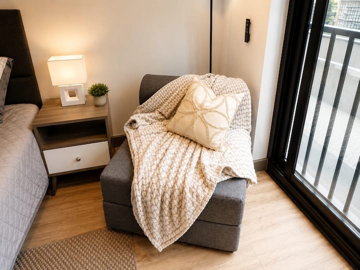 El chaise lounge complementa el dormitorio, aporta un espacio adicional para descansar, leer o desconectarse en un ambiente armonioso

Descanso urbano, ideal para viajeros que buscan comodidad, pequeños detalles que hagan la estadía más especial