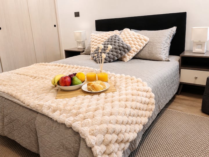 Ideal para disfrutar una mañana tranquila, una escapada urbana o una estadía de descanso en Santiago.

Calma y desconexión, pensado tanto para parejas como para viajeros que buscan sentirse cómodos, relajados y bien atendidos durante su estadía.