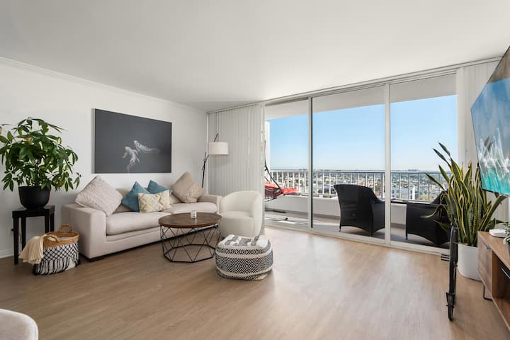 Stunning Apartment With Direct Ocean Views - Santa Monica, CA