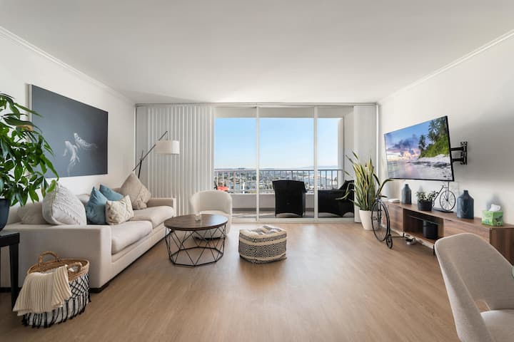 Stunning Apartment With Direct Ocean Views - Santa Monica, CA