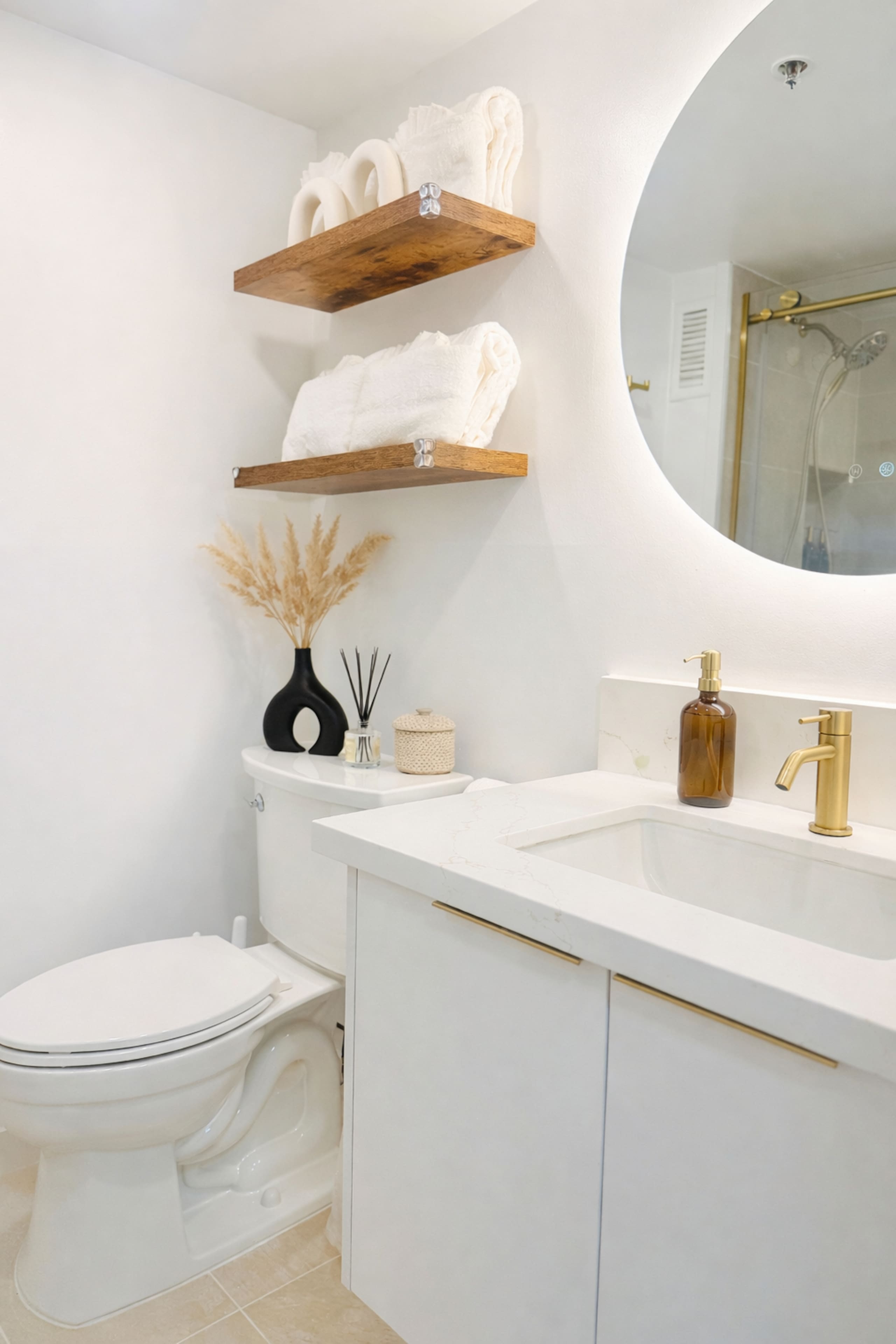 Modern Island Retreat | Central Location + Parking - Image 19