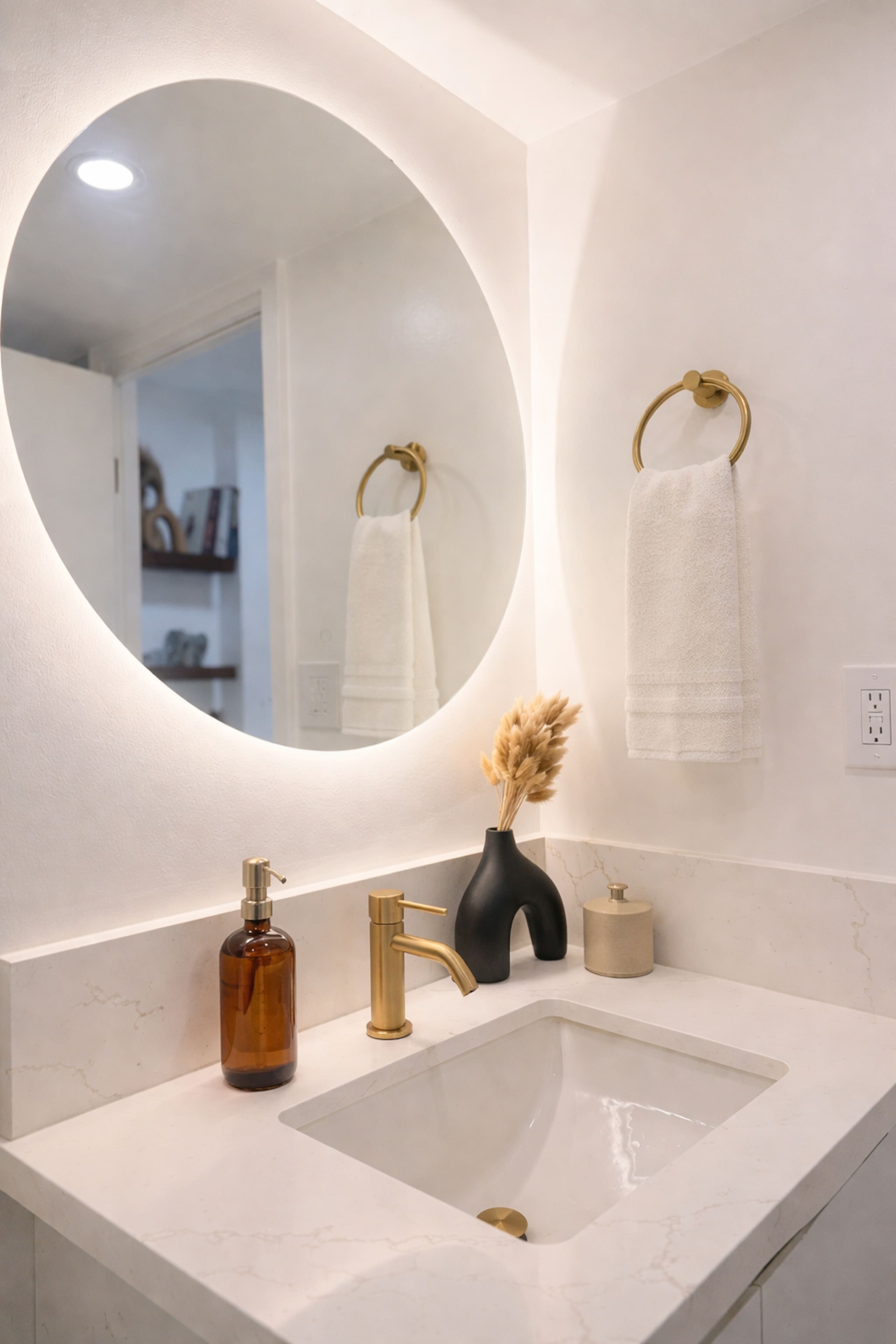 Modern Island Retreat | Central Location + Parking - Image 18