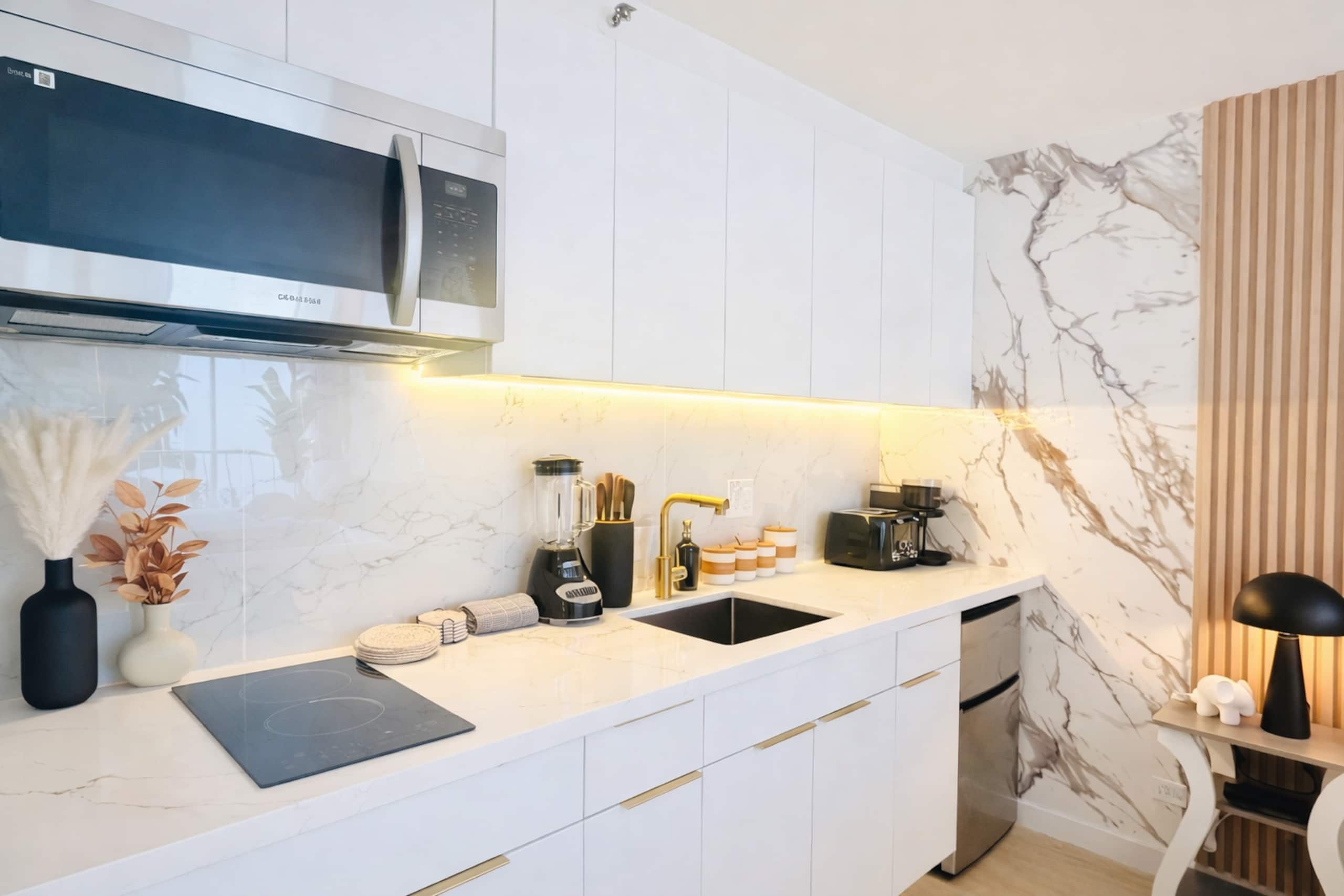 Modern Island Retreat | Central Location + Parking - Image 4