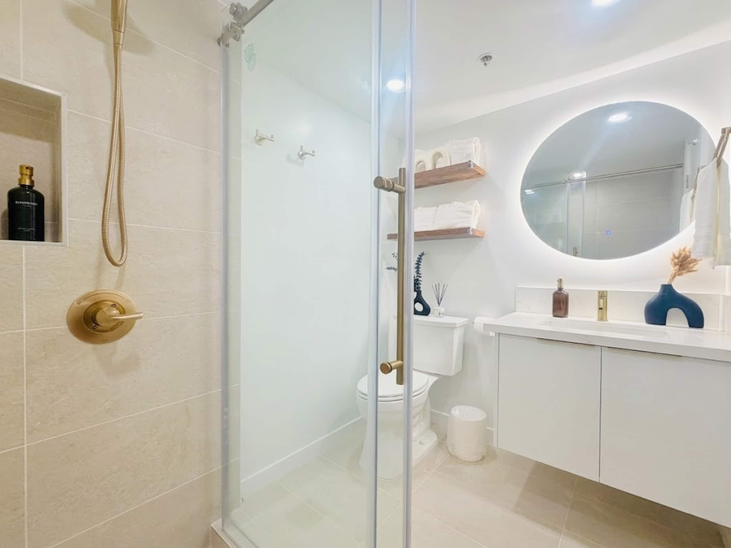 Modern Island Retreat | Central Location + Parking - Image 17
