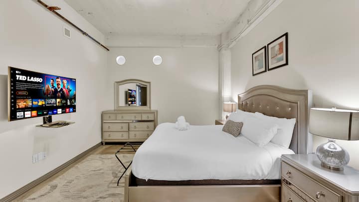 Elegant Retreat: Upplev lyx med modern inredning, platt-TV och lugn atmosfär!