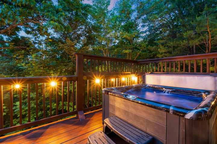 Smoky Honeymoon Cabin with Sauna, Hot Tub & Cinema