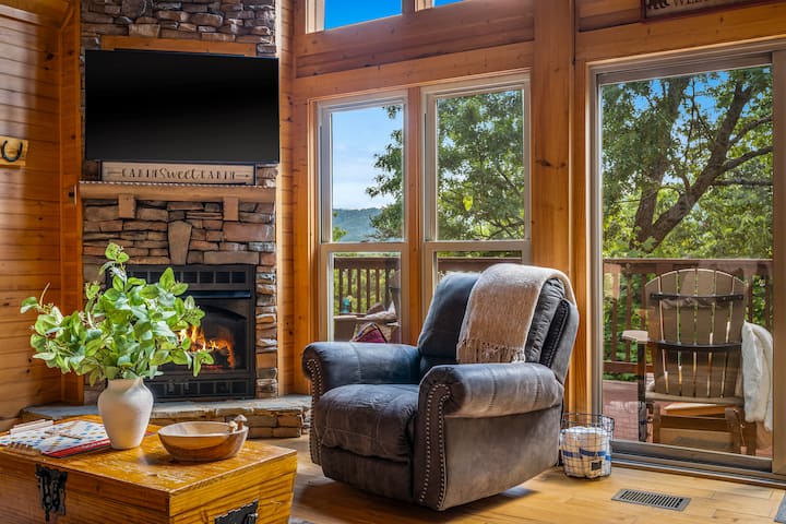 Smoky Honeymoon Cabin with Sauna, Hot Tub & Cinema