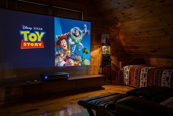 Smoky Honeymoon Cabin with Sauna, Hot Tub & Cinema